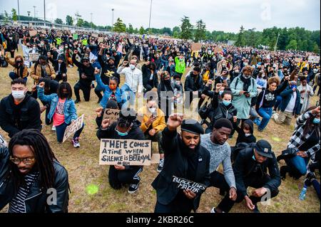 La gente sta prendendo un ginocchio, durante la seconda massiccia protesta Black Lives Matter che si è svolta al Nelson Mandela Park, ad Amsterdam, il 10th giugno 2020. (Foto di Romy Arroyo Fernandez/NurPhoto) Foto Stock