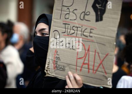 Una donna ha in mano un cartello con la scritta "No Justice, No Peace”. Diverse organizzazioni e collettivi hanno chiesto un incontro per rendere omaggio a Georges Floyd ucciso dalla polizia a Minneapolis (USA) e Adama Traoré ucciso dalla polizia francese quattro anni fa e per protestare contro la brutalità della polizia. Sono stati uccisi soffocando. Diverse migliaia di persone si sono riunite a Tolosa sotto i motti "Black Lives Matter”, "i CAN't Breathe” e "No Justice, No Peace". Tolosa. Francia. Giugno 10th 2020. (Foto di Alain Pitton/NurPhoto) Foto Stock