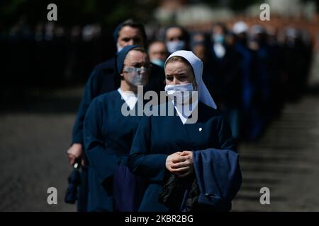 Membri di diversi ordini religiosi cattolici visti durante una messa guidata dall'Arcivescovo Marek Jedraszewski, fuori dalla Cattedrale di Wawel a Cracovia. La festa del Corpus Domini, detta anche solennità del Santissimo corpo e sangue di Cristo, è una solennità liturgica cattolica che celebra la presenza reale del corpo e del sangue, dell'anima e della Divinità di Gesù Cristo negli elementi dell'Eucaristia. Il 11 giugno 2020, a Cracovia, Polonia. (Foto di Artur Widak/NurPhoto) Foto Stock