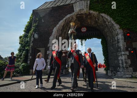 Un gruppo di uomini porta una statua della Vergine Maria durante la processione del Corpus Domini all'ingresso del Castello di Wawel. La festa del Corpus Domini, detta anche solennità del Santissimo corpo e sangue di Cristo, è una solennità liturgica cattolica che celebra la presenza reale del corpo e del sangue, dell'anima e della Divinità di Gesù Cristo negli elementi dell'Eucaristia. Il 11 giugno 2020, a Cracovia, Polonia. (Foto di Artur Widak/NurPhoto) Foto Stock