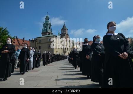 Membri di diversi ordini religiosi cattolici visti durante una messa guidata dall'Arcivescovo Marek Jedraszewski, fuori dalla Cattedrale di Wawel a Cracovia. La festa del Corpus Domini, detta anche solennità del Santissimo corpo e sangue di Cristo, è una solennità liturgica cattolica che celebra la presenza reale del corpo e del sangue, dell'anima e della Divinità di Gesù Cristo negli elementi dell'Eucaristia. Il 11 giugno 2020, a Cracovia, Polonia. (Foto di Artur Widak/NurPhoto) Foto Stock