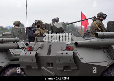 Durante una prova della prossima parata militare che segna il 75th° anniversario della vittoria sulla Germania nazista nella seconda guerra mondiale, a San Pietroburgo, in Russia, il 11 giugno 2020.(Foto di Sergey Nikolaev/NurPhoto) Foto Stock