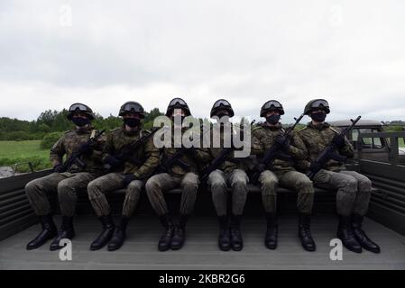 Durante una prova della prossima parata militare che segna il 75th° anniversario della vittoria sulla Germania nazista nella seconda guerra mondiale, a San Pietroburgo, in Russia, il 11 giugno 2020.(Foto di Sergey Nikolaev/NurPhoto) Foto Stock