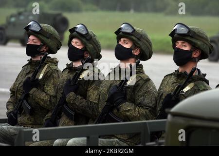 Durante una prova della prossima parata militare che segna il 75th° anniversario della vittoria sulla Germania nazista nella seconda guerra mondiale, a San Pietroburgo, in Russia, il 11 giugno 2020.(Foto di Sergey Nikolaev/NurPhoto) Foto Stock