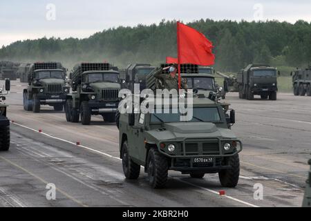 Durante una prova della prossima parata militare che segna il 75th° anniversario della vittoria sulla Germania nazista nella seconda guerra mondiale, a San Pietroburgo, in Russia, il 11 giugno 2020.(Foto di Sergey Nikolaev/NurPhoto) Foto Stock