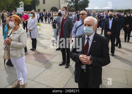 I cattolici celebrano il Corpus Domini partecipando alla Santa Messa e alle processioni durante la diffusione del coronavirus. Cracovia, Polonia il 11 giugno 2020. La processione inizia con un sacerdote che porta un mostrania sotto un baldacchino. I fedeli lo seguono cantando inni religiosi, mentre le giovani ragazze vestite con abiti bianchi o tradizionali regionali spargono petali di fiori lungo il percorso. Il Corpus Christi è una festa cattolica mobile che commemora la Transostituzione. (Foto di Beata Zawrzel/NurPhoto) Foto Stock