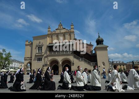 Membri di diversi ordini religiosi cattolici visti durante una processione del Corpus Christi guidata dall'arcivescovo Marek Jedraszewski nella piazza principale del mercato di Cracovia. La festa del Corpus Domini, detta anche solennità del Santissimo corpo e sangue di Cristo, è una solennità liturgica cattolica che celebra la presenza reale del corpo e del sangue, dell'anima e della Divinità di Gesù Cristo negli elementi dell'Eucaristia. Il 11 giugno 2020, a Cracovia, Polonia. (Foto di Artur Widak/NurPhoto) Foto Stock