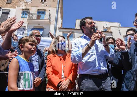 Matteo Salvini, leader della Lega, durante il suo tour politico in Sicilia, incontrò per la prima volta i pescatori di Porticello e Santa Flavia e la stampa più tardi a Bagheria. A destra di Salvini, l'europarlamentare della Lega Annalisa Tardino e l'assessore alla cultura e all'identità della Regione Siciliana Alberto Samonà, a Palermo, Italia, il 12 giugno 2020. (Foto di Francesco Militello Mirto/NurPhoto) Foto Stock