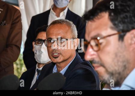 Consigliere per la cultura e l'identità della Regione Siciliana Alberto Samonà durante la visita di Mattteo Salvini a Porticello. Matteo Salvini, leader della Lega, durante il suo tour politico in Sicilia, incontrò per la prima volta i pescatori di Porticello e Santa Flavia e la stampa più tardi a Bagheria, a Palermo, Italia, il 12 giugno 2020. (Foto di Francesco Militello Mirto/NurPhoto) Foto Stock