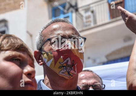 Consigliere per la cultura e l'identità della Regione Siciliana Alberto Samonà durante la visita di Mattteo Salvini a Porticello. Matteo Salvini, leader della Lega, durante il suo tour politico in Sicilia, incontrò per la prima volta i pescatori di Porticello e Santa Flavia e la stampa più tardi a Bagheria, a Palermo, Italia, il 12 giugno 2020. (Foto di Francesco Militello Mirto/NurPhoto) Foto Stock