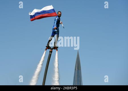 Un membro della squadra russa di aliscafi si esibisce tenendo la bandiera nazionale russa durante la celebrazione del giorno della Russia il 12 giugno 2020 a San Pietroburgo, Russia. (Foto di Sergey Nikolaev/NurPhoto) Foto Stock