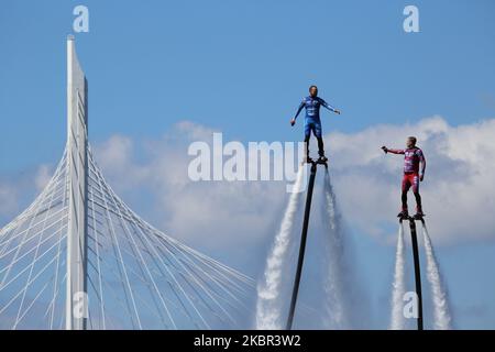 Persone durante un flash mob in onore della Russia Day. La giornata della Russia si celebra il 12 giugno, giorno in cui è stata adottata la Dichiarazione di sovranità dello Stato nel 1990. San Pietroburgo, Russia. 12 giugno 2020 (Foto di Valya Egorshin/NurPhoto) Foto Stock