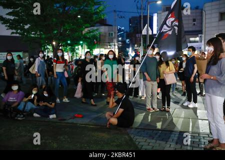 I sostenitori della democrazia hanno la bandiera e gridano slogan contro la limitazione della libertà di espressione il 12 giugno 2020 a Seoul, Corea del Sud. Decine di studenti coreani e universitari di Hong Kong hanno partecipato alla manifestazione. (Foto di Chris Jung/NurPhoto) Foto Stock