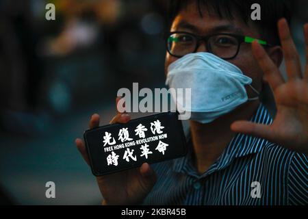 I sostenitori della democrazia hanno la bandiera e gridano slogan contro la limitazione della libertà di espressione il 12 giugno 2020 a Seoul, Corea del Sud. Decine di studenti coreani e universitari di Hong Kong hanno partecipato alla manifestazione. (Foto di Chris Jung/NurPhoto) Foto Stock