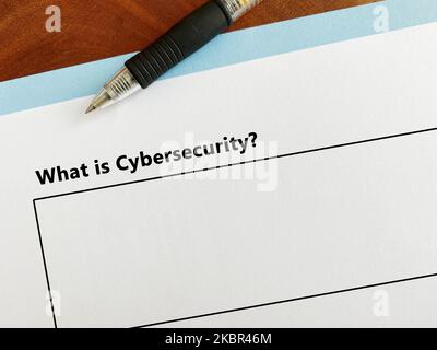 Una persona sta rispondendo alle domande sui problemi tecnologici. Sta pensando a cosa si intende per cybersicurezza. Foto Stock