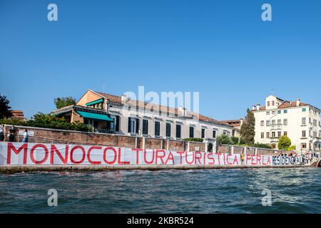 Almeno 1500 persone hanno manifestato a Venezia il 13 giugno 2020 chiedendo un regolamento contro il turismo di massa a Venezia. Dopo l'emergenza del coronavirus l'industria turistica di Venezia è crollata, ma molti locali chiedono nuove regole per il futuro. Alla manifestazione hanno partecipato anche persone contro le grandi navi che arrivano a Venezia. (Foto di Giacomo Cosua/NurPhoto) Foto Stock