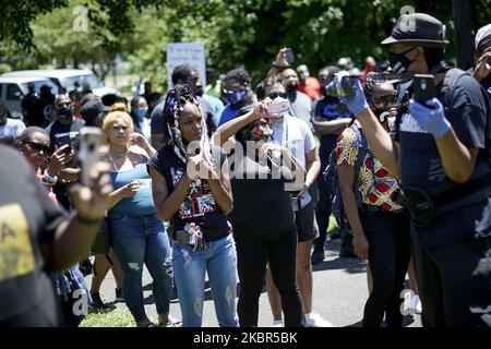 Centinaia di persone partecipano a una marcia in ascesa degli uomini neri e si radunano per protestare contro la brutalità della polizia, l'uguaglianza, la giustizia sociale e la rimozione di nomi e monumenti che ricordano la schiavitù del passato, a Camden, NJ, il 13 giugno 2020. (Foto di Bastiaan Slabbers/NurPhoto) Foto Stock