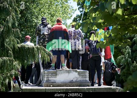 La restante base del luogo in cui si trovava prima di una statua di Cristoforo Colombo costituisce il palcoscenico per un raduno di protesta di Black Lives Matter organizzato da Black Men Rising, a Camden, NJ, il 13 giugno 2020. I lavoratori della città hanno rimosso la statua della controversa figura storica giorni prima, ma i membri della comunità sono intervenuti nel tentativo di recuperare la posizione e la storia. (Foto di Bastiaan Slabbers/NurPhoto) Foto Stock