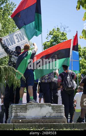 La restante base del luogo in cui si trovava prima di una statua di Cristoforo Colombo costituisce il palcoscenico per un raduno di protesta di Black Lives Matter organizzato da Black Men Rising, a Camden, NJ, il 13 giugno 2020. I lavoratori della città hanno rimosso la statua della controversa figura storica giorni prima, ma i membri della comunità sono intervenuti nel tentativo di recuperare la posizione e la storia. (Foto di Bastiaan Slabbers/NurPhoto) Foto Stock