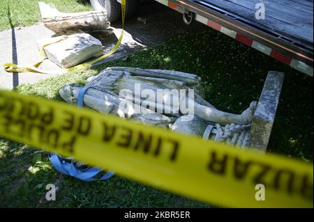 Quello che resta di una statua di Cristoforo Colombo fa festa accanto a un autocarro a pianale di proprietà della città dopo che un equipaggio ha rimosso la statua dalla sua base a Farnham Park a Camden, NJ, il 13 giugno 2020. (Foto di Bastiaan Slabbers/NurPhoto) Foto Stock