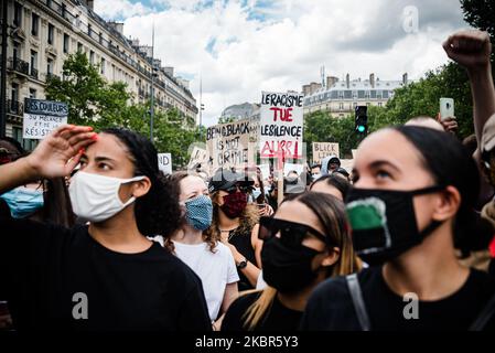 I manifestanti hanno brandializzato i cartelli con slogan anti-razzisti il 13 giugno 2020, mentre diverse migliaia di persone si sono riunite a Parigi in Place de la République, su invito della commissione "verità per Adama" e della sorella di Adama Traoré, Assa Traoré, a partecipare a una manifestazione contro la violenza della polizia. Questo evento fa eco al movimento Black Lives Matter e alla morte di George Floyd negli Stati Uniti, nonché a una nuova indagine sul caso di Adama Traoré, Che morì nel 2016 a seguito del suo arresto per la custodia della polizia. Molti slogan chiesero giustizia per Adama, BLM e denunciarono il razzismo nella polizia. (Foto di SA Foto Stock