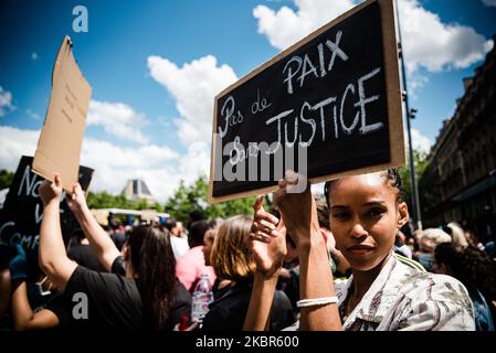 I manifestanti hanno brandibato cartelli con slogan anti-razzisti che chiedevano 'No peace without justice' il 13 giugno 2020, mentre diverse migliaia di persone si sono riunite a Place de la République a Parigi su invito del comitato 'Truth for Adama' e della sorella di Adama Traoré, Assa Traoré, partecipare a una manifestazione contro la violenza della polizia. Questo evento riecheggia il movimento Black Lives Matter e la morte di George Floyd negli Stati Uniti, nonché una nuova indagine sul caso di Adama Traoré, morto nel 2016 a seguito del suo arresto per la custodia della polizia. Molti slogan hanno chiesto giustizia per Adama, BLM e denou Foto Stock