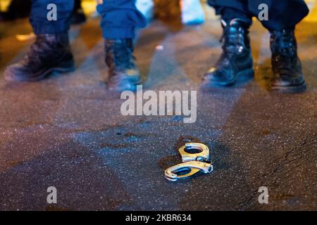 Il 13 giugno 2020, a Parigi, Frane, la sera dello stesso giorno della protesta contro il razzismo, e contro la polizia della violenza e della brutalità, la protesta della polizia in Place Charles de Gaulle Etoile all'arco trionfale, ''Arc de triomphe'' a Parigi, Francia, Per mostrare la loro rabbia contro il governo e il ministro Castaner, per il divieto della polizia ''chokehold'', e l'accusa di razzismo nella polizia. Molti di loro erano presenti, con carte, moto e manette di scarico sul terreno. (Foto di Jerome Gilles/NurPhoto) Foto Stock