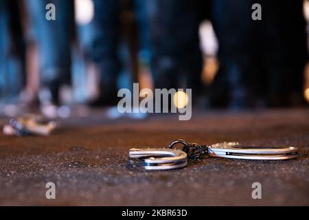 Il 13 giugno 2020, a Parigi, Frane, la sera dello stesso giorno della protesta contro il razzismo, e contro la polizia della violenza e della brutalità, la protesta della polizia in Place Charles de Gaulle Etoile all'arco trionfale, ''Arc de triomphe'' a Parigi, Francia, Per mostrare la loro rabbia contro il governo e il ministro Castaner, per il divieto della polizia ''chokehold'', e l'accusa di razzismo nella polizia. Molti di loro erano presenti, con carte, moto e manette di scarico sul terreno. (Foto di Jerome Gilles/NurPhoto) Foto Stock