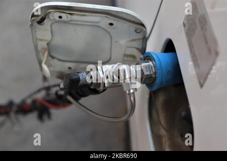 Un'automobile è riempita di CNG a Nuova Delhi India il 14 giugno 2020 (Foto di Nasir Kachroo/NurPhoto) Foto Stock