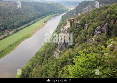 Vista sul fiume Elba dalla cima della formazione rocciosa di Bastei nel Parco Nazionale della Svizzera Sassone si vede vicino a Rathen, Germania il 12 giugno 2020 . Il Bastei si erge a 194 m sopra il fiume Elba, nei monti dell'Elba in pietra arenaria tedesca, raggiungendo un'altezza di 305 metri sul livello del mare. Le rocce di Bastei sono il principale punto di riferimento del Parco Nazionale della Svizzera Sassone. Il Bastei è un'attrazione turistica da oltre 200 anni. Nel 1824 fu costruito un ponte di legno per collegare diverse rocce ai visitatori. Questo ponte fu sostituito nel 1851 dall'attuale Ponte di Bastei in pietra arenaria (Foto di Michal Flu Foto Stock