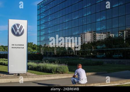 La fabbrica trasparente Volkswagen si trova a Dresda (Germania) il 11 giugno 2020 la fabbrica trasparente è una fabbrica automobilistica e uno spazio espositivo a Dresda, di proprietà della Volkswagen e progettata dall'architetto Gunter Henn. Fu aperto originariamente nel 2002, producendo il Phaeton Volkswagen fino al 2016. Dal 2017 produce la versione elettrica della VW Golf. (Foto di Michal Fludra/NurPhoto) Foto Stock