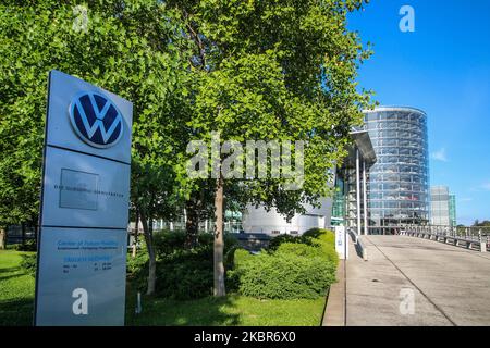 La fabbrica trasparente Volkswagen si trova a Dresda (Germania) il 11 giugno 2020 la fabbrica trasparente è una fabbrica automobilistica e uno spazio espositivo a Dresda, di proprietà della Volkswagen e progettata dall'architetto Gunter Henn. Fu aperto originariamente nel 2002, producendo il Phaeton Volkswagen fino al 2016. Dal 2017 produce la versione elettrica della VW Golf. (Foto di Michal Fludra/NurPhoto) Foto Stock