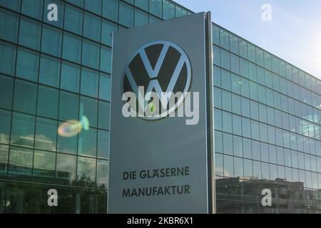 La fabbrica trasparente Volkswagen si trova a Dresda (Germania) il 11 giugno 2020 la fabbrica trasparente è una fabbrica automobilistica e uno spazio espositivo a Dresda, di proprietà della Volkswagen e progettata dall'architetto Gunter Henn. Fu aperto originariamente nel 2002, producendo il Phaeton Volkswagen fino al 2016. Dal 2017 produce la versione elettrica della VW Golf. (Foto di Michal Fludra/NurPhoto) Foto Stock