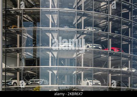 La fabbrica trasparente Volkswagen si trova a Dresda (Germania) il 11 giugno 2020 la fabbrica trasparente è una fabbrica automobilistica e uno spazio espositivo a Dresda, di proprietà della Volkswagen e progettata dall'architetto Gunter Henn. Fu aperto originariamente nel 2002, producendo il Phaeton Volkswagen fino al 2016. Dal 2017 produce la versione elettrica della VW Golf. (Foto di Michal Fludra/NurPhoto) Foto Stock