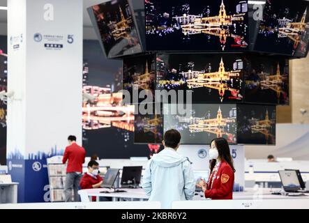 Shanghai, Cina. 4th Nov 2022. I membri del personale lavorano presso il centro stampa della 5th China International Import Expo (CIIE) presso il National Exhibition and Convention Center (Shanghai) di Shanghai, Cina orientale, 4 novembre 2022. Il centro stampa della CIIE 5th ha aperto venerdì per fornire servizi ai giornalisti. Credit: Jin Liwang/Xinhua/Alamy Live News Foto Stock