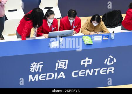 Shanghai, Cina. 4th Nov 2022. I membri del personale lavorano presso il centro stampa della 5th China International Import Expo (CIIE) presso il National Exhibition and Convention Center (Shanghai) di Shanghai, Cina orientale, 4 novembre 2022. Il centro stampa della CIIE 5th ha aperto venerdì per fornire servizi ai giornalisti. Credit: Dai Tianfang/Xinhua/Alamy Live News Foto Stock