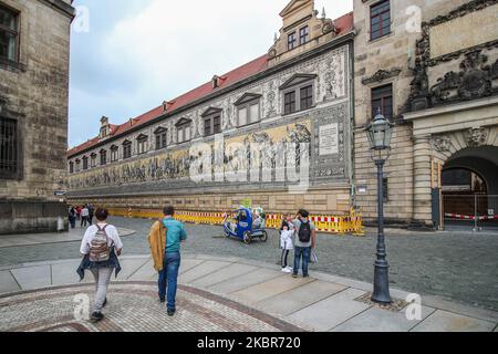 Pochi turisti che visitano quasi vuoto a causa della mancanza di turisti correlati a Covid-19, Processione dei principi nel mosaico di strada Langer Gang sono visti a Dresda, Germania il 11 giugno 2020 (Foto di Michal Fludra/NurPhoto) Foto Stock