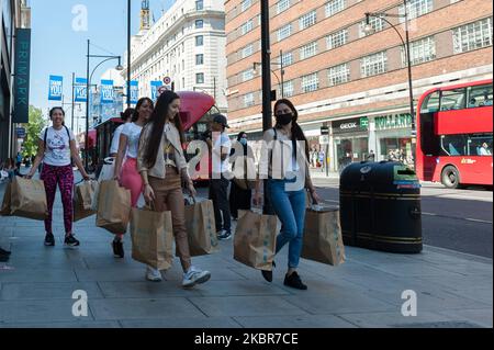 Customers carry shopping bags as they leave Primark store on Oxford Street on 15 June, 2020 in London, England. Non-essential shops are allowed to reopen from today provided they abide by the governments' Covid-secure guidelines regarding social distancing and health and safety as the lockdown measures in England are being eased further. (Photo by WIktor Szymanowicz/NurPhoto) Stock Photo