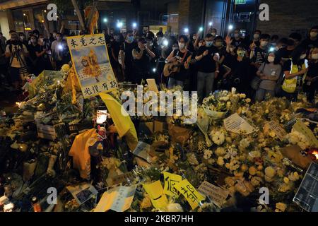 I dimostranti si riuniscono al memoriale dell'Ammiragliato nel sito in cui Marco Leung è caduto a morte durante una protesta di un anno fa, il 15 giugno 2020, a Hong Kong, in Cina. (Foto di Yat Kai Yeung/NurPhoto) Foto Stock