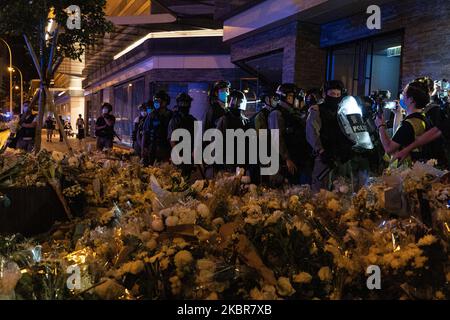 I dimostranti si riuniscono al memoriale dell'Ammiragliato nel sito in cui Marco Leung è caduto a morte durante una protesta di un anno fa, il 15 giugno 2020, a Hong Kong, in Cina. (Foto di Yat Kai Yeung/NurPhoto) Foto Stock