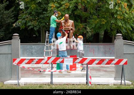 Una veduta della statua di Indro Montanelli durante la pulizia dopo che fu vandalizzata con vernice rossa nel parco a lui dedicato il 14 giugno 2020 a Milano. È la prima statua danneggiata in Italia dopo l’ondata di proteste antirazziste in tutto il mondo a seguito della morte di George Floyd negli Stati Uniti. (Foto di Alessandro Bremec/NurPhoto) Foto Stock