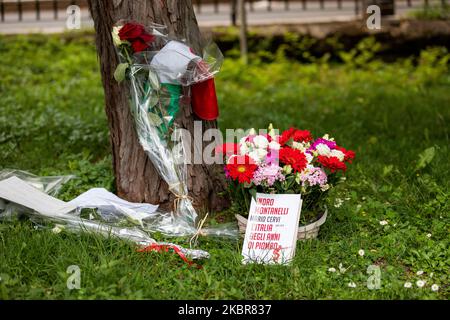 Una veduta della statua di Indro Montanelli durante la pulizia dopo che fu vandalizzata con vernice rossa nel parco a lui dedicato il 14 giugno 2020 a Milano. È la prima statua danneggiata in Italia dopo l’ondata di proteste antirazziste in tutto il mondo a seguito della morte di George Floyd negli Stati Uniti. (Foto di Alessandro Bremec/NurPhoto) Foto Stock