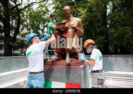 Una veduta della statua di Indro Montanelli durante la pulizia dopo che fu vandalizzata con vernice rossa nel parco a lui dedicato il 14 giugno 2020 a Milano. È la prima statua danneggiata in Italia dopo l’ondata di proteste antirazziste in tutto il mondo a seguito della morte di George Floyd negli Stati Uniti. (Foto di Alessandro Bremec/NurPhoto) Foto Stock