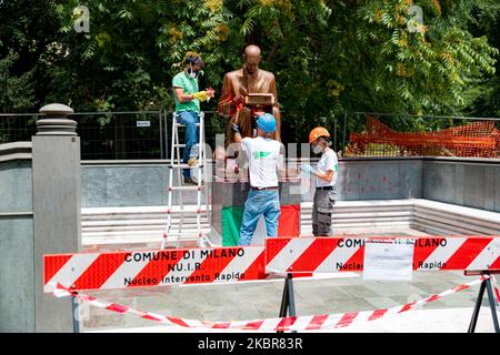 Una veduta della statua di Indro Montanelli durante la pulizia dopo che fu vandalizzata con vernice rossa nel parco a lui dedicato il 14 giugno 2020 a Milano. È la prima statua danneggiata in Italia dopo l’ondata di proteste antirazziste in tutto il mondo a seguito della morte di George Floyd negli Stati Uniti. (Foto di Alessandro Bremec/NurPhoto) Foto Stock