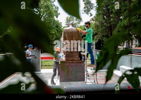 Una veduta della statua di Indro Montanelli durante la pulizia dopo che fu vandalizzata con vernice rossa nel parco a lui dedicato il 14 giugno 2020 a Milano. È la prima statua danneggiata in Italia dopo l’ondata di proteste antirazziste in tutto il mondo a seguito della morte di George Floyd negli Stati Uniti. (Foto di Alessandro Bremec/NurPhoto) Foto Stock