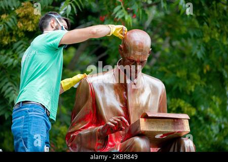 Una veduta della statua di Indro Montanelli durante la pulizia dopo che fu vandalizzata con vernice rossa nel parco a lui dedicato il 14 giugno 2020 a Milano. È la prima statua danneggiata in Italia dopo l’ondata di proteste antirazziste in tutto il mondo a seguito della morte di George Floyd negli Stati Uniti. (Foto di Alessandro Bremec/NurPhoto) Foto Stock