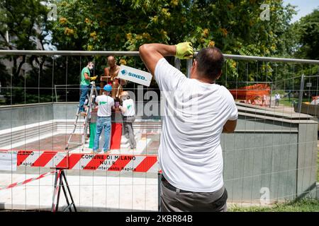 Una veduta della statua di Indro Montanelli durante la pulizia dopo che fu vandalizzata con vernice rossa nel parco a lui dedicato il 14 giugno 2020 a Milano. È la prima statua danneggiata in Italia dopo l’ondata di proteste antirazziste in tutto il mondo a seguito della morte di George Floyd negli Stati Uniti. (Foto di Alessandro Bremec/NurPhoto) Foto Stock