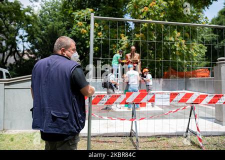 Una veduta della statua di Indro Montanelli durante la pulizia dopo che fu vandalizzata con vernice rossa nel parco a lui dedicato il 14 giugno 2020 a Milano. È la prima statua danneggiata in Italia dopo l’ondata di proteste antirazziste in tutto il mondo a seguito della morte di George Floyd negli Stati Uniti. (Foto di Alessandro Bremec/NurPhoto) Foto Stock