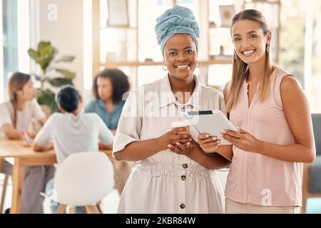 Ritratto aziendale, pianificazione di donne in ufficio e tablet in agenzie di marketing digitale, gestione di social media o collaborazione online. Felice, diversità Foto Stock