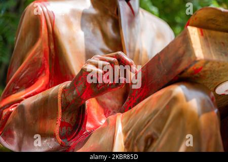 Una veduta della statua di Indro Montanelli durante la pulizia dopo che fu vandalizzata con vernice rossa nel parco a lui dedicato il 14 giugno 2020 a Milano. È la prima statua danneggiata in Italia dopo l’ondata di proteste antirazziste in tutto il mondo a seguito della morte di George Floyd negli Stati Uniti. (Foto di Alessandro Bremec/NurPhoto) Foto Stock